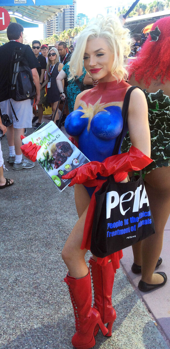 La starlette Courtney Stodden milite pour la PETA au Comic Con 2015 le 10 juillet 2015