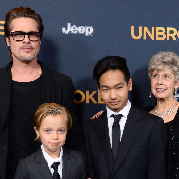 Brad Pitt, Maddox Jolie-Pitt, Pax Jolie-Pitt, Shiloh Jolie-Pitt et ses parents Jane et William Alvin Pitt à la première du film "Unbroken" à Hollywood, le 15 décembre 2014