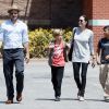 Brad Pitt et Angelina Jolie font du shopping avec leurs enfants Shiloh et Pax à Glendale. Le 10 juillet 2015