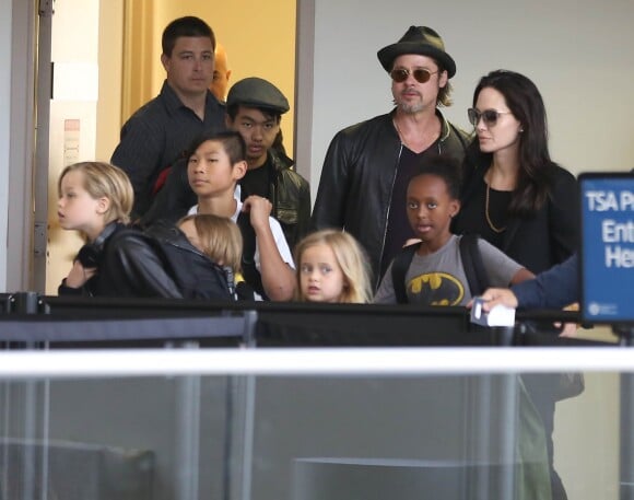 Brad Pitt, sa femme Angelina Jolie et leurs enfants Maddox, Pax, Zahara, Shiloh, Vivienne et Knox prennent l'avion à l'aéroport de Los Angeles pour venir passer quelques jours dans leur propriété de Miraval, le 6 juin 2015.