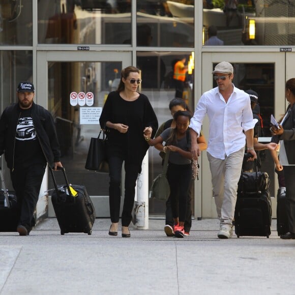 Angelina Jolie et Brad Pitt arrivent à l'aéroport de Los Angeles avec leurs enfants Zahara et Maddox en provenance de Londres, le 14 juin 2014.