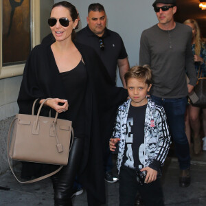 Angelina Jolie, ses enfants Knox et Maddox et son frère James Haven à la sortie du Broadway Theatre après avoir assisté à la représentation de la comédie musicale "Hamilton" à New York, le 19 juin 2016.