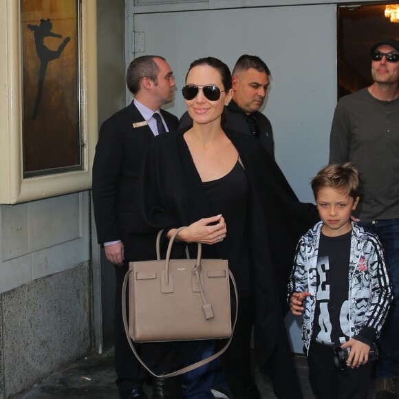 Angelina Jolie, ses enfants Knox et Maddox et son frère James Haven à la sortie du Broadway Theatre après avoir assisté à la représentation de la comédie musicale "Hamilton" à New York, le 19 juin 2016. - Merci de flouter la tete des enfants avant publication -19/06/2016 - New York