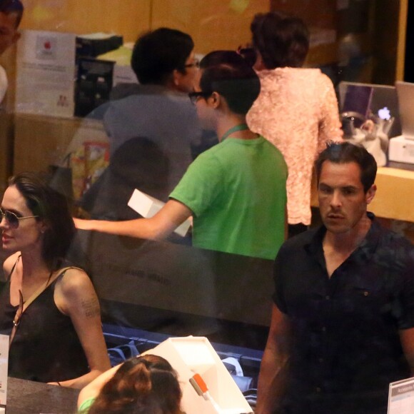 Exclusif - Angelina Jolie, son frère James Haven, et ses enfants Pax (en béquilles à cause de sa jambe cassée suite à son accident de jet-ski) et Maddox Jolie-Pitt font du shopping dans un centre commercial à Phuket. A la sortie du centre commercial, se trouve la porte d'un temple hindou devant laquelle Angelina s'est arrêtée pour prier et se recueillir avec sa famille, le 27 décembre 2015.