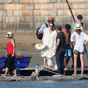Exclusif - Brad Pitt et Angelina Jolie profitent d'une journée en bateau en famille, avec leurs enfants Shiloh, Vivienne, Knox, Maddox, Pax, et Zahara Jolie-Pitt et le frère d'Angelina, James Haven, à Phuket, le 26 décembre 2015.