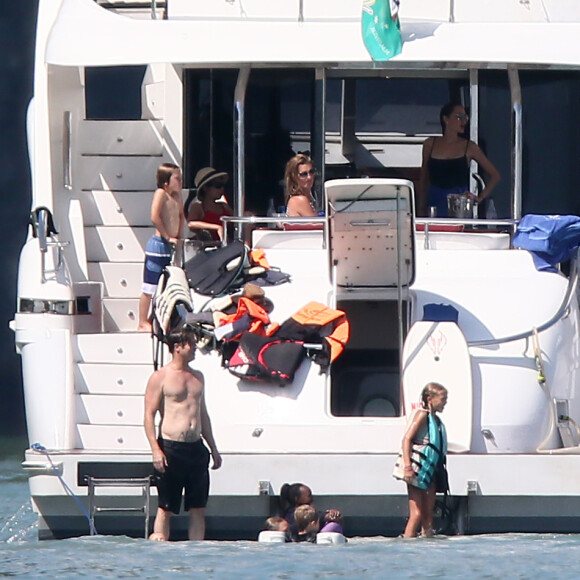 Exclusif - Brad Pitt et Angelina Jolie profitent d'une journée en bateau en famille, avec leurs enfants Shiloh, Vivienne, Knox, Maddox, Pax, et Zahara Jolie-Pitt et le frère d'Angelina, James Haven, à Phuket, le 26 décembre 2015.