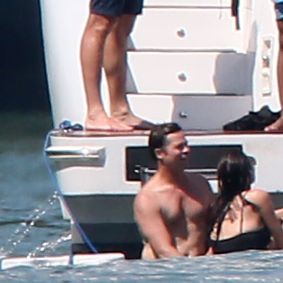 Exclusif - Brad Pitt et Angelina Jolie profitent d'une journée en bateau en famille, avec leurs enfants Shiloh, Vivienne, Knox, Maddox, Pax, et Zahara Jolie-Pitt et le frère d'Angelina, James Haven, à Phuket, le 26 décembre 2015.