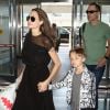 Angelina Jolie à JFK avec son frère James Haven ainsi que Maddox et Knox. New York City, le 21 juin 2016.