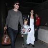 Angelina Jolie et son frère James Haven au LAX avec Knox. Los Angeles, le 17 mai 2016.