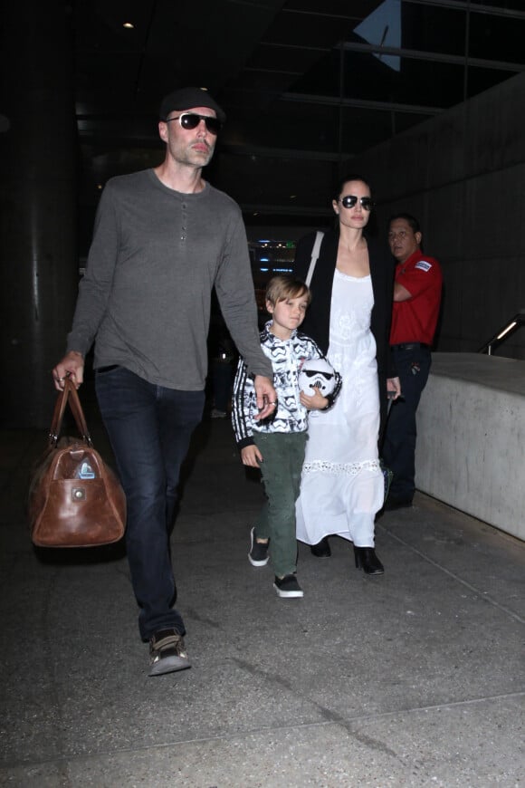 Angelina Jolie et son frère James Haven au LAX avec Knox. Los Angeles, le 17 mai 2016.