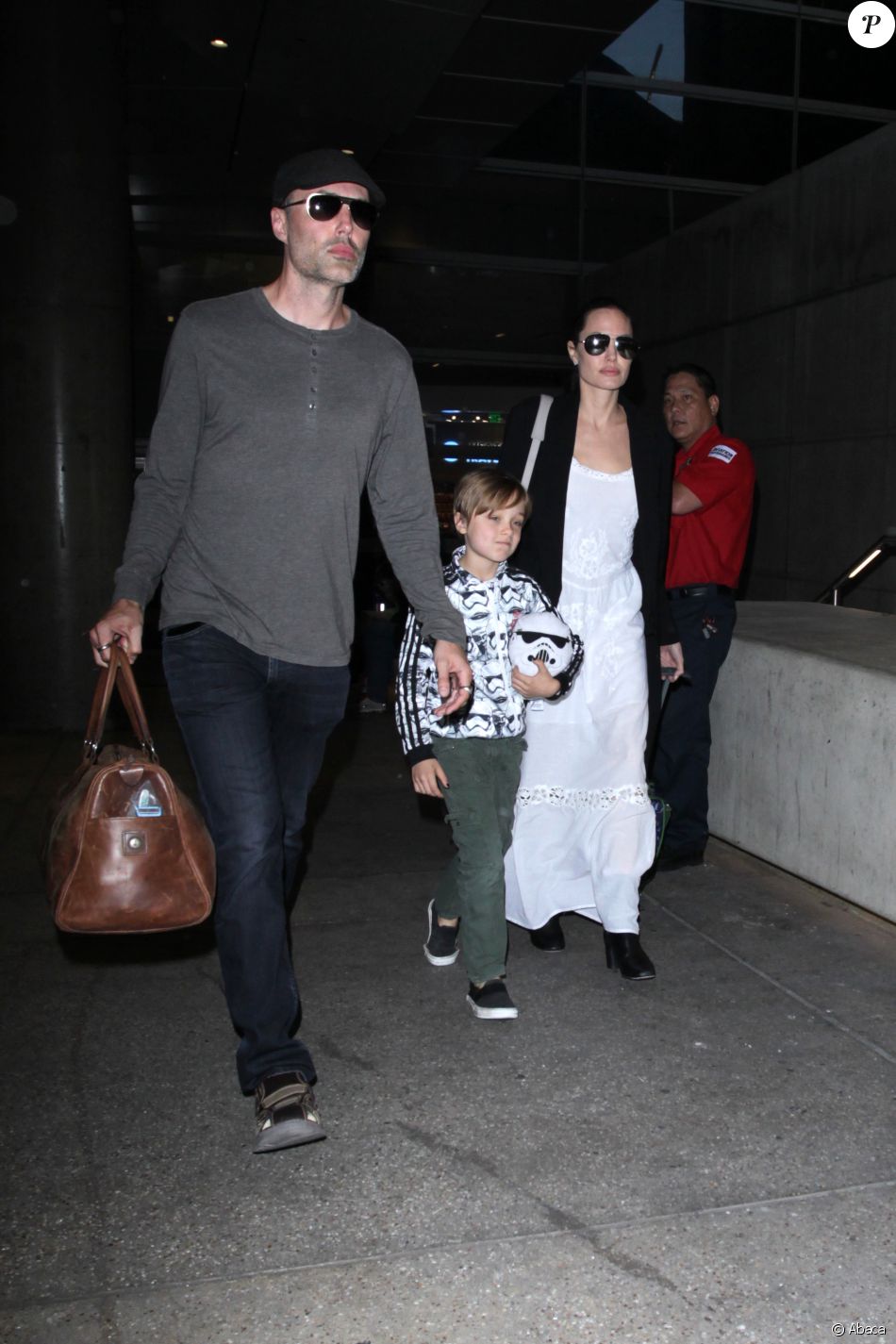 Angelina Jolie et son frère James Haven au LAX avec Knox. Los Angeles, le 17 mai 2016. Purepeople