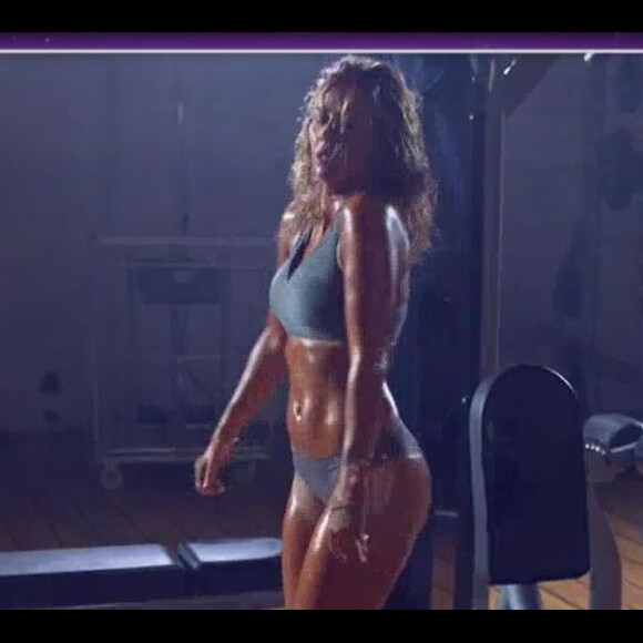 Enora Malagré en culotte et huilée pour parodier le clip "Fade" de Kanye West