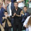 David Beckham et ses enfants Cruz et Romeoau tournoi de tennis de Wimbledon le 6 juillet 2016