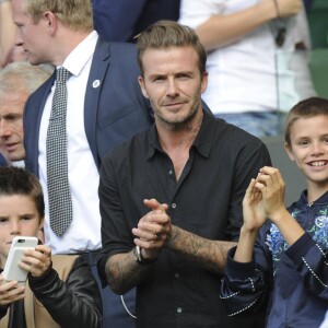 David Beckham et ses enfants Cruz et Romeoau tournoi de tennis de Wimbledon le 6 juillet 2016