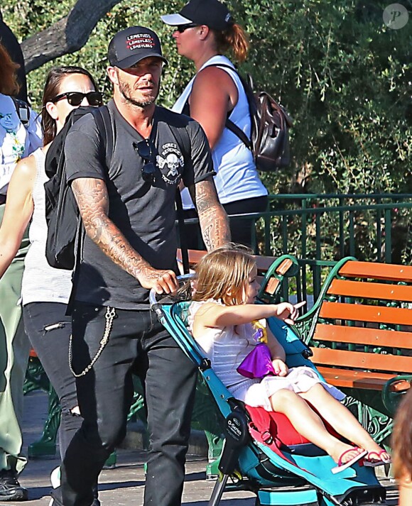 David Beckham, sa femme Victoria Beckham et leurs enfants Harper, Brooklyn, Romeo et Cruz s'amusent lors d'une journée en famille à Disneyland à Anaheim, le 24 août 2015