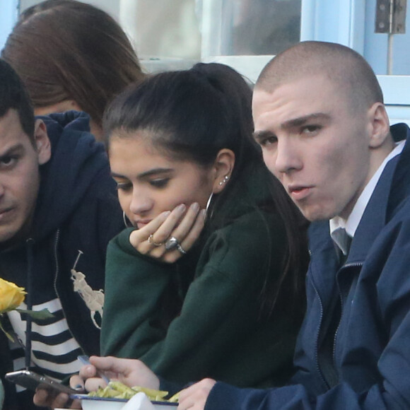 Rocco Ritchie et Kim Turnbull déjeunent avec d'autres amis à Londres le 23 septembre 2016.