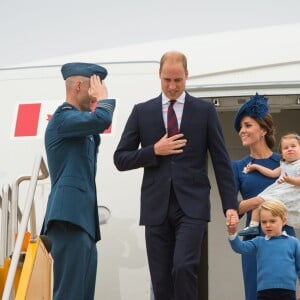 Le prince William, duc de Cambridge et Kate Middleton, duchesse de Cambridge, accompagnés de leurs enfants, le prince Georges et la princesse Charlotte, visitent la Colombie-Britannique et le Yukon au Canada. Le couple royal est arrivé à l'aéroport de Victoria où il a été accueilli par le Premier ministre Justin Trudeau et sa femme Sophie Grégoire Trudeau. Canada, le 24 septembre 2016.