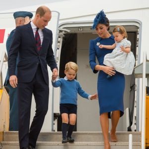 Le prince William, duc de Cambridge et Kate Middleton, duchesse de Cambridge, accompagnés de leurs enfants, le prince Georges et la princesse Charlotte, visitent la Colombie-Britannique et le Yukon au Canada. Le couple royal est arrivé à l'aéroport de Victoria où il a été accueilli par le Premier ministre Justin Trudeau et sa femme Sophie Grégoire Trudeau. Canada, le 24 septembre 2016.