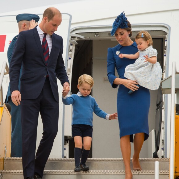 Le prince William, duc de Cambridge et Kate Middleton, duchesse de Cambridge, accompagnés de leurs enfants, le prince Georges et la princesse Charlotte, visitent la Colombie-Britannique et le Yukon au Canada. Le couple royal est arrivé à l'aéroport de Victoria où il a été accueilli par le Premier ministre Justin Trudeau et sa femme Sophie Grégoire Trudeau. Canada, le 24 septembre 2016.