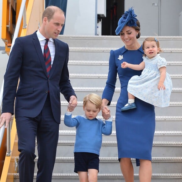 Le prince William, duc de Cambridge et Kate Middleton, duchesse de Cambridge, accompagnés de leurs enfants, le prince Georges et la princesse Charlotte, visitent la Colombie-Britannique et le Yukon au Canada. Le couple royal est arrivé à l'aéroport de Victoria où il a été accueilli par le Premier ministre Justin Trudeau et sa femme Sophie Grégoire Trudeau. Canada, le 24 septembre 2016.