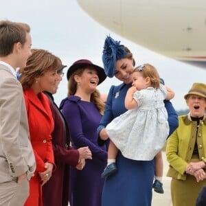 Le prince William, duc de Cambridge et Kate Middleton, duchesse de Cambridge, accompagnés de leurs enfants, le prince Georges et la princesse Charlotte, visitent la Colombie-Britannique et le Yukon au Canada. Le couple royal est arrivé à l'aéroport de Victoria où il a été accueilli par le Premier ministre Justin Trudeau et sa femme Sophie Grégoire Trudeau. Canada, le 24 septembre 2016.