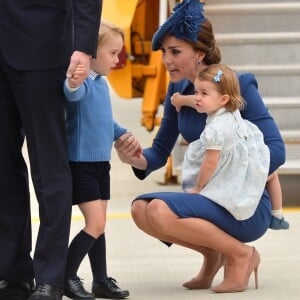 Le prince William, duc de Cambridge et Kate Middleton, duchesse de Cambridge, accompagnés de leurs enfants, le prince Georges et la princesse Charlotte, visitent la Colombie-Britannique et le Yukon au Canada. Le couple royal est arrivé à l'aéroport de Victoria où il a été accueilli par le Premier ministre Justin Trudeau et sa femme Sophie Grégoire Trudeau. Canada, le 24 septembre 2016.