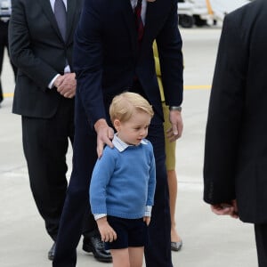 Le prince William, duc de Cambridge et Kate Middleton, duchesse de Cambridge, accompagnés de leurs enfants, le prince Georges et la princesse Charlotte, visitent la Colombie-Britannique et le Yukon au Canada. Le couple royal est arrivé à l'aéroport de Victoria où il a été accueilli par le Premier ministre Justin Trudeau et sa femme Sophie Grégoire Trudeau. Canada, le 24 septembre 2016.