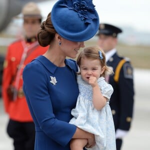 Le prince William, duc de Cambridge et Kate Middleton, duchesse de Cambridge, accompagnés de leurs enfants, le prince Georges et la princesse Charlotte, visitent la Colombie-Britannique et le Yukon au Canada. Le couple royal est arrivé à l'aéroport de Victoria où il a été accueilli par le Premier ministre Justin Trudeau et sa femme Sophie Grégoire Trudeau. Canada, le 24 septembre 2016.