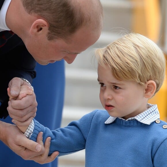 Le prince William, duc de Cambridge et Kate Middleton, duchesse de Cambridge, accompagnés de leurs enfants, le prince Georges et la princesse Charlotte, visitent la Colombie-Britannique et le Yukon au Canada. Le couple royal est arrivé à l'aéroport de Victoria où il a été accueilli par le Premier ministre Justin Trudeau et sa femme Sophie Grégoire Trudeau. Canada, le 24 septembre 2016.