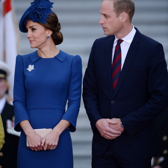 Le prince William, duc de Cambridge et Kate Middleton, duchesse de Cambridge, accompagnés de leurs enfants, le prince Georges et la princesse Charlotte, visitent la Colombie-Britannique et le Yukon au Canada. Le couple royal est arrivé à l'aéroport de Victoria où il a été accueilli par le Premier ministre Justin Trudeau et sa femme Sophie Grégoire Trudeau. Canada, le 24 septembre 2016.