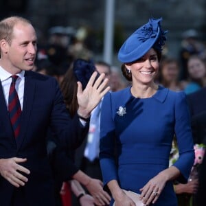 Le prince William, duc de Cambridge et Kate Middleton, duchesse de Cambridge, accompagnés de leurs enfants, le prince Georges et la princesse Charlotte, visitent la Colombie-Britannique et le Yukon au Canada. Le couple royal est arrivé à l'aéroport de Victoria où il a été accueilli par le Premier ministre Justin Trudeau et sa femme Sophie Grégoire Trudeau. Canada, le 24 septembre 2016.