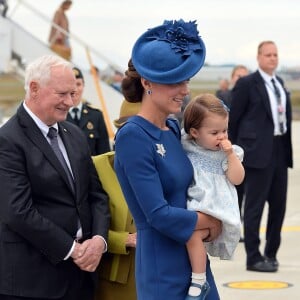 Le prince William, duc de Cambridge et Kate Middleton, duchesse de Cambridge, accompagnés de leurs enfants, le prince Georges et la princesse Charlotte, visitent la Colombie-Britannique et le Yukon au Canada. Le couple royal est arrivé à l'aéroport de Victoria où il a été accueilli par le Premier ministre Justin Trudeau et sa femme Sophie Grégoire Trudeau. Canada, le 24 septembre 2016.