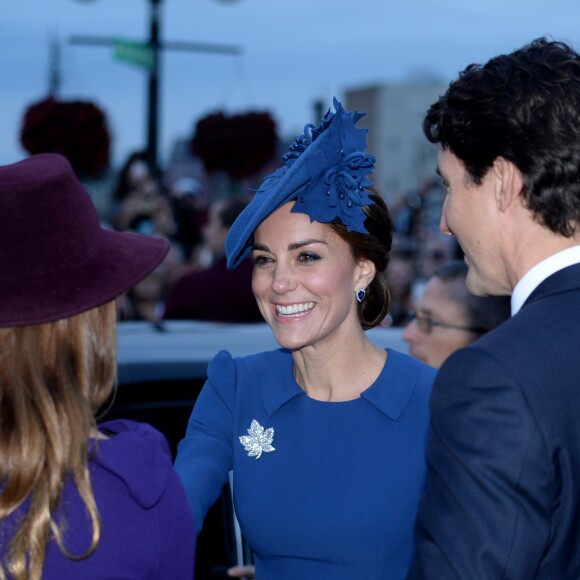 Le prince William, duc de Cambridge et Kate Middleton, duchesse de Cambridge, accompagnés de leurs enfants, le prince Georges et la princesse Charlotte, visitent la Colombie-Britannique et le Yukon au Canada. Le couple royal est arrivé à l'aéroport de Victoria où il a été accueilli par le Premier ministre Justin Trudeau et sa femme Sophie Grégoire Trudeau. Canada, le 24 septembre 2016.