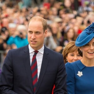 Le prince William, duc de Cambridge et Kate Middleton, duchesse de Cambridge, accompagnés de leurs enfants, le prince Georges et la princesse Charlotte, visitent la Colombie-Britannique et le Yukon au Canada. Le couple royal est arrivé à l'aéroport de Victoria où il a été accueilli par le Premier ministre Justin Trudeau et sa femme Sophie Grégoire Trudeau. Canada, le 24 septembre 2016.