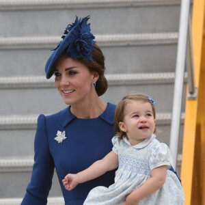 Le prince William, duc de Cambridge et Kate Middleton, duchesse de Cambridge, accompagnés de leurs enfants, le prince Georges et la princesse Charlotte, visitent la Colombie-Britannique et le Yukon au Canada. Le couple royal est arrivé à l'aéroport de Victoria où il a été accueilli par le Premier ministre Justin Trudeau et sa femme Sophie Grégoire Trudeau. Canada, le 24 septembre 2016.