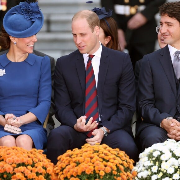 Le prince William, duc de Cambridge et Kate Middleton, duchesse de Cambridge, accompagnés de leurs enfants, le prince Georges et la princesse Charlotte, visitent la Colombie-Britannique et le Yukon au Canada. Le couple royal est arrivé à l'aéroport de Victoria où il a été accueilli par le Premier ministre Justin Trudeau et sa femme Sophie Grégoire Trudeau. Canada, le 24 septembre 2016.