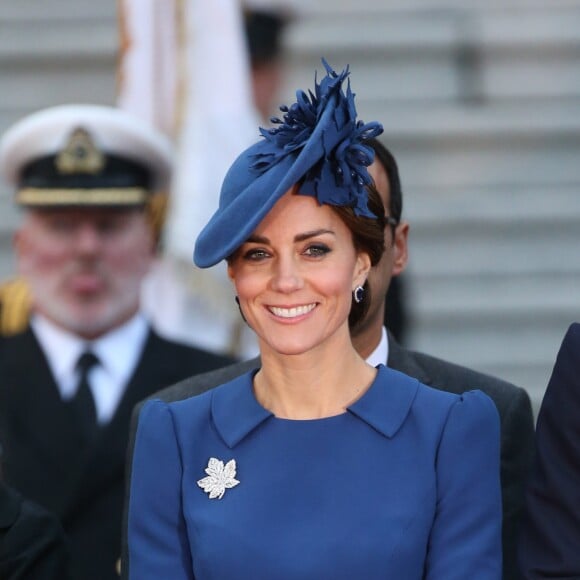 Le prince William, duc de Cambridge et Kate Middleton, duchesse de Cambridge, accompagnés de leurs enfants, le prince Georges et la princesse Charlotte, visitent la Colombie-Britannique et le Yukon au Canada. Le couple royal est arrivé à l'aéroport de Victoria où il a été accueilli par le Premier ministre Justin Trudeau et sa femme Sophie Grégoire Trudeau. Canada, le 24 septembre 2016.