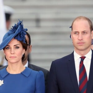 Le prince William, duc de Cambridge et Kate Middleton, duchesse de Cambridge, accompagnés de leurs enfants, le prince Georges et la princesse Charlotte, visitent la Colombie-Britannique et le Yukon au Canada. Le couple royal est arrivé à l'aéroport de Victoria où il a été accueilli par le Premier ministre Justin Trudeau et sa femme Sophie Grégoire Trudeau. Canada, le 24 septembre 2016.