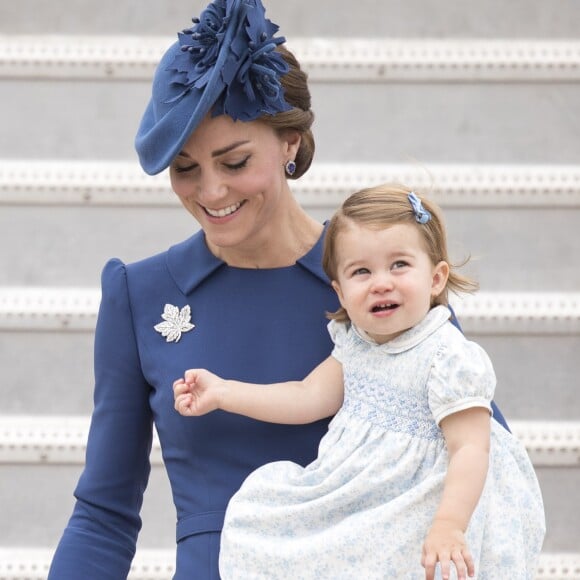 Le prince William, duc de Cambridge et Kate Middleton, duchesse de Cambridge, accompagnés de leurs enfants, le prince Georges et la princesse Charlotte, visitent la Colombie-Britannique et le Yukon au Canada. Le couple royal est arrivé à l'aéroport de Victoria où il a été accueilli par le Premier ministre Justin Trudeau et sa femme Sophie Grégoire Trudeau. Canada, le 24 septembre 2016.