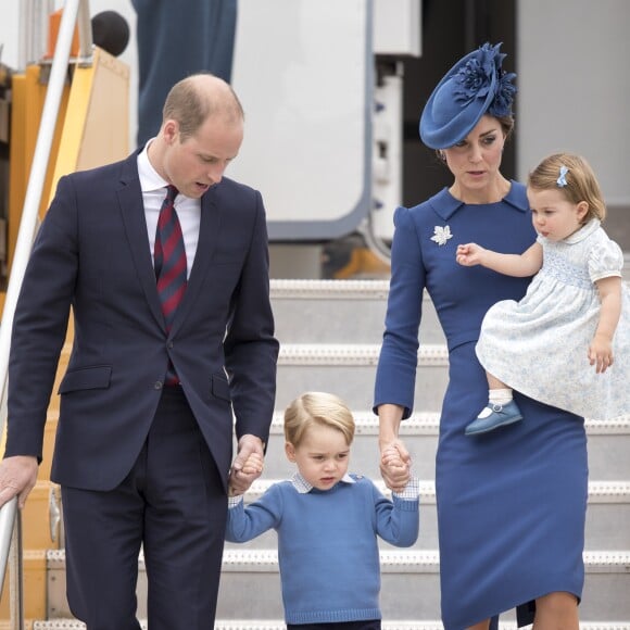 Le prince William, duc de Cambridge et Kate Middleton, duchesse de Cambridge, accompagnés de leurs enfants, le prince Georges et la princesse Charlotte, visitent la Colombie-Britannique et le Yukon au Canada. Le couple royal est arrivé à l'aéroport de Victoria où il a été accueilli par le Premier ministre Justin Trudeau et sa femme Sophie Grégoire Trudeau. Canada, le 24 septembre 2016.