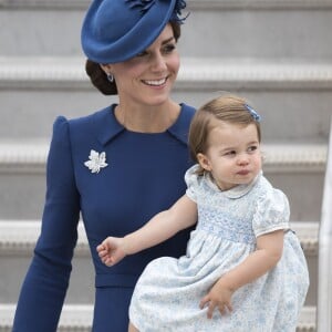 Le prince William, duc de Cambridge et Kate Middleton, duchesse de Cambridge, accompagnés de leurs enfants, le prince Georges et la princesse Charlotte, visitent la Colombie-Britannique et le Yukon au Canada. Le couple royal est arrivé à l'aéroport de Victoria où il a été accueilli par le Premier ministre Justin Trudeau et sa femme Sophie Grégoire Trudeau. Canada, le 24 septembre 2016.