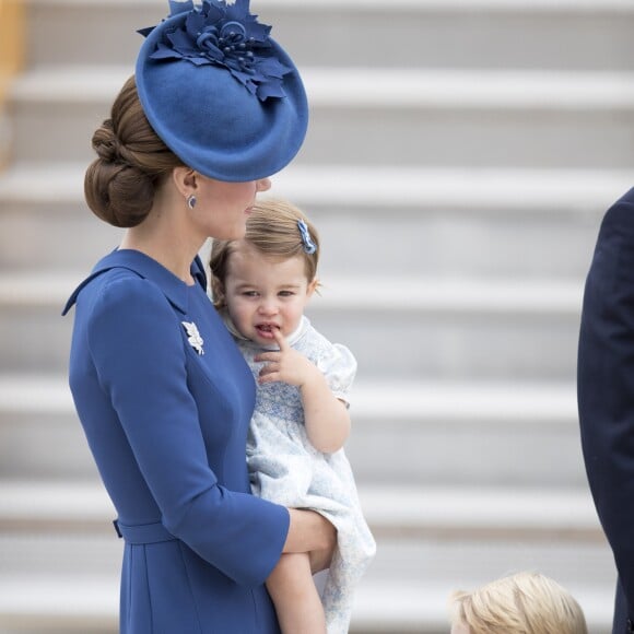 Le prince William, duc de Cambridge et Kate Middleton, duchesse de Cambridge, accompagnés de leurs enfants, le prince Georges et la princesse Charlotte, visitent la Colombie-Britannique et le Yukon au Canada. Le couple royal est arrivé à l'aéroport de Victoria où il a été accueilli par le Premier ministre Justin Trudeau et sa femme Sophie Grégoire Trudeau. Canada, le 24 septembre 2016.