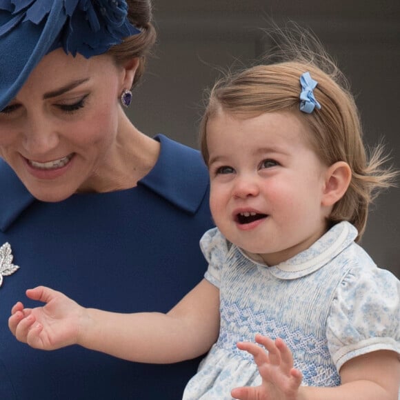 Le prince William, duc de Cambridge et Kate Middleton, duchesse de Cambridge, accompagnés de leurs enfants, le prince Georges et la princesse Charlotte, visitent la Colombie-Britannique et le Yukon au Canada. Le couple royal est arrivé à l'aéroport de Victoria où il a été accueilli par le Premier ministre Justin Trudeau et sa femme Sophie Grégoire Trudeau. Canada, le 24 septembre 2016.