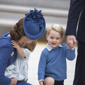 Le prince William, duc de Cambridge et Kate Middleton, duchesse de Cambridge, accompagnés de leurs enfants, le prince Georges et la princesse Charlotte, visitent la Colombie-Britannique et le Yukon au Canada. Le couple royal est arrivé à l'aéroport de Victoria où il a été accueilli par le Premier ministre Justin Trudeau et sa femme Sophie Grégoire Trudeau. Canada, le 24 septembre 2016.