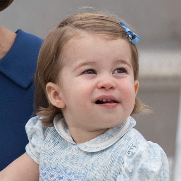 Le prince William, duc de Cambridge et Kate Middleton, duchesse de Cambridge, accompagnés de leurs enfants, le prince Georges et la princesse Charlotte, visitent la Colombie-Britannique et le Yukon au Canada. Le couple royal est arrivé à l'aéroport de Victoria où il a été accueilli par le Premier ministre Justin Trudeau et sa femme Sophie Grégoire Trudeau. Canada, le 24 septembre 2016.