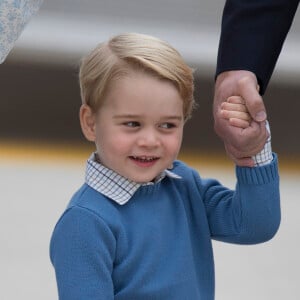 Le prince William, duc de Cambridge et Kate Middleton, duchesse de Cambridge, accompagnés de leurs enfants, le prince Georges et la princesse Charlotte, visitent la Colombie-Britannique et le Yukon au Canada. Le couple royal est arrivé à l'aéroport de Victoria où il a été accueilli par le Premier ministre Justin Trudeau et sa femme Sophie Grégoire Trudeau. Canada, le 24 septembre 2016.