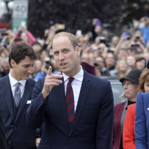 Le prince William, duc de Cambridge et Kate Middleton, duchesse de Cambridge, accompagnés de leurs enfants, le prince Georges et la princesse Charlotte, visitent la Colombie-Britannique et le Yukon au Canada. Le couple royal est arrivé à l'aéroport de Victoria où il a été accueilli par le Premier ministre Justin Trudeau et sa femme Sophie Grégoire Trudeau. Canada, le 24 septembre 2016.