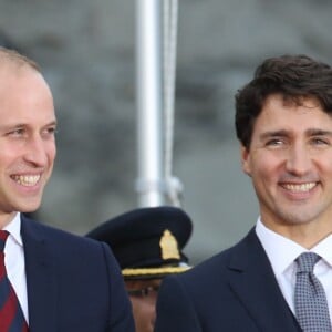 Le prince William, duc de Cambridge et Kate Middleton, duchesse de Cambridge, accompagnés de leurs enfants, le prince Georges et la princesse Charlotte, visitent la Colombie-Britannique et le Yukon au Canada. Le couple royal est arrivé à l'aéroport de Victoria où il a été accueilli par le Premier ministre Justin Trudeau et sa femme Sophie Grégoire Trudeau. Canada, le 24 septembre 2016.