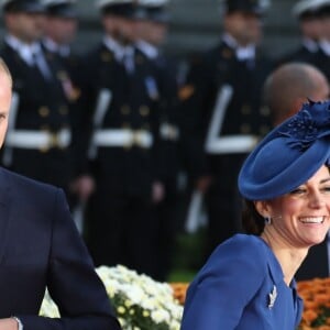 Le prince William, duc de Cambridge et Kate Middleton, duchesse de Cambridge, accompagnés de leurs enfants, le prince Georges et la princesse Charlotte, visitent la Colombie-Britannique et le Yukon au Canada. Le couple royal est arrivé à l'aéroport de Victoria où il a été accueilli par le Premier ministre Justin Trudeau et sa femme Sophie Grégoire Trudeau. Canada, le 24 septembre 2016.