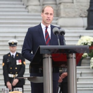 Le prince William, duc de Cambridge et Kate Middleton, duchesse de Cambridge, accompagnés de leurs enfants, le prince Georges et la princesse Charlotte, visitent la Colombie-Britannique et le Yukon au Canada. Le couple royal est arrivé à l'aéroport de Victoria où il a été accueilli par le Premier ministre Justin Trudeau et sa femme Sophie Grégoire Trudeau. Canada, le 24 septembre 2016.